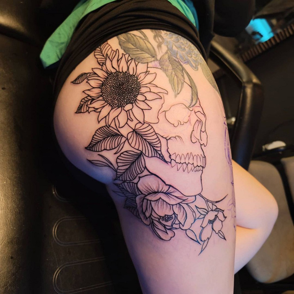 Blomst lår tatoveringer Design med et kranium