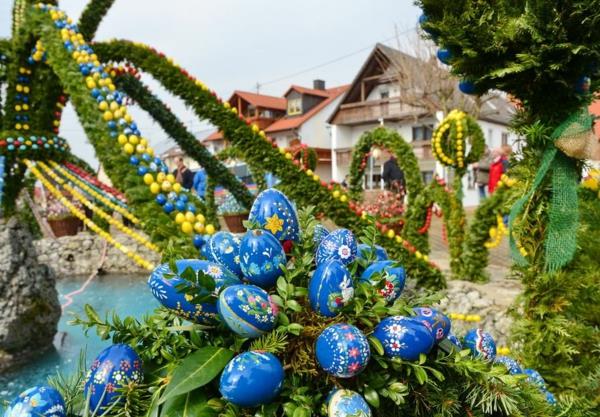 pääsiäissuihkulähde frankinkielisessä Sveitsin perinteessä
