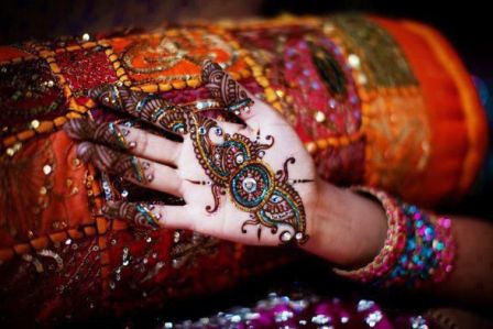 Mehndi Design med perler eller bindinger