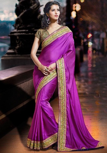 A hímzett selyem ibolya Saree