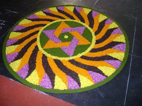 Attraktive blomster Rangoli designs