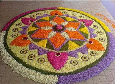 Symmetrisk Rangoli blomstermønster