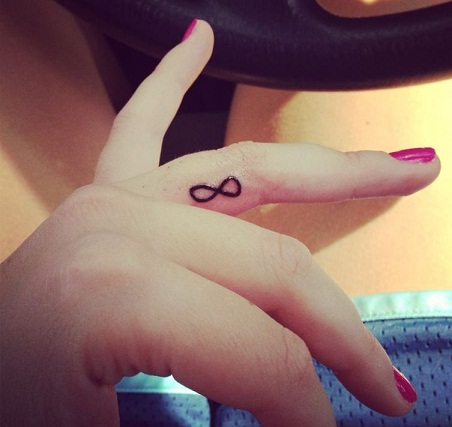 Infinity Tattoo på fingeren