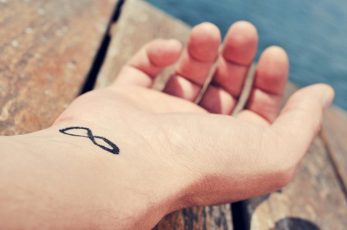 små uendelige tatoveringsdesigner på håndleddet