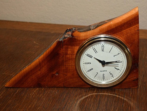 Kézzel készített, fából készült asztali óra design