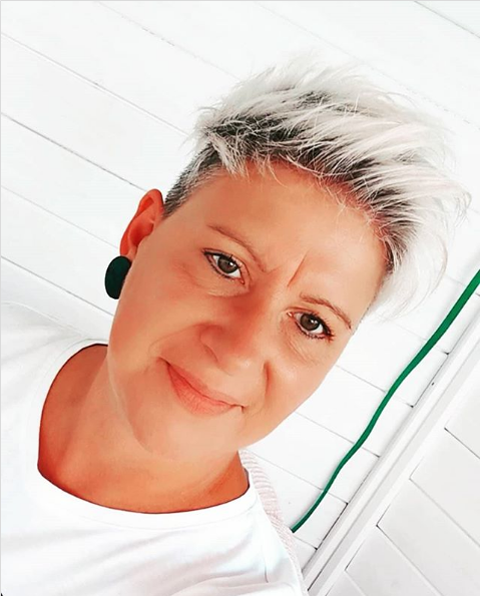 Pixie haircut til kvinde med stort ansigt