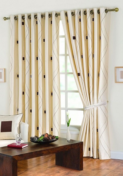 Moderne gardiner i stuen