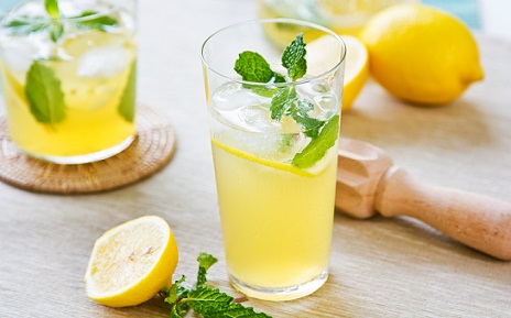 Tips til at reducere mavefedt- citronsaft