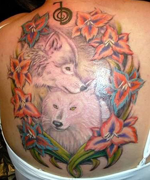 Farkas tetoválás a hátán