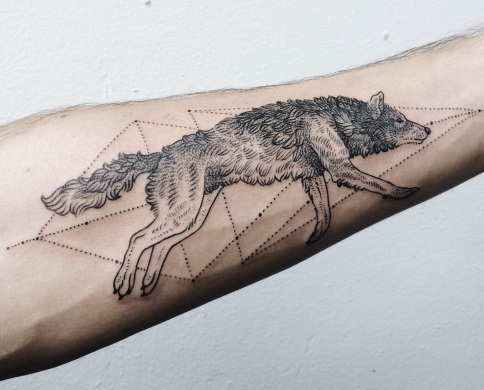 Geogemetrikus farkas tetoválás tervezés