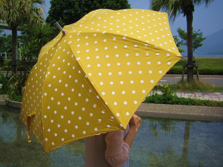 Fésült pöttyös esernyők