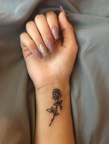 Rózsás tetoválás a csuklón