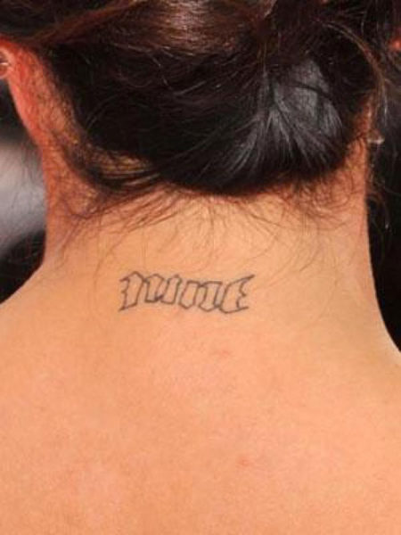 Eva Longoria különböző tetoválásokkal