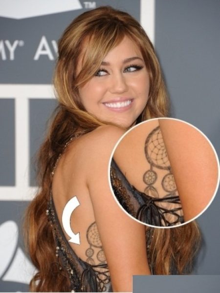 Miley Cyrus bemutatja tetoválásukat