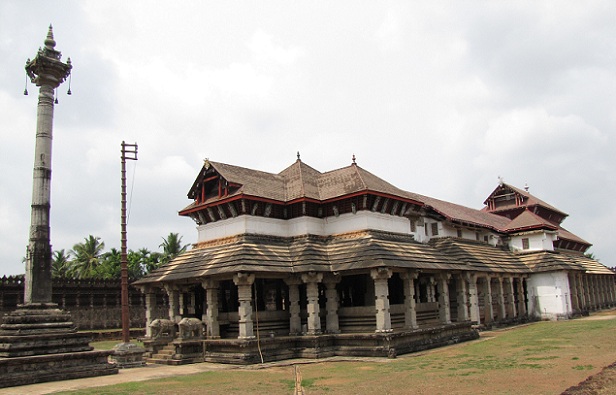 ezer pillér-jain-templom_mangalore-turistahely