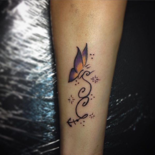 C Betű Tetoválás Pillangóval