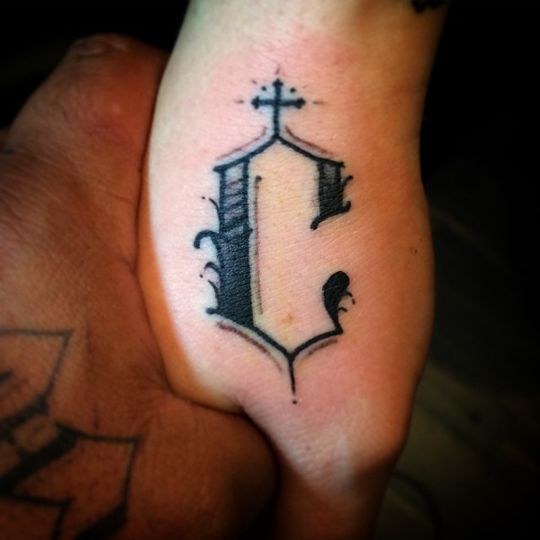 C Letter Tattoo i den kalligrafiske skrifttype