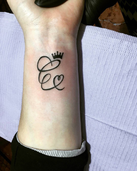 C betűs tetoválás tervezés koronával
