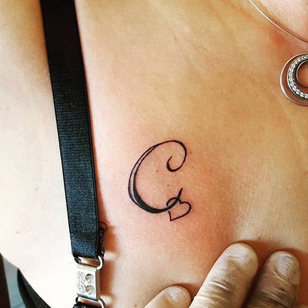 C Letter Tattoo med et hjerte