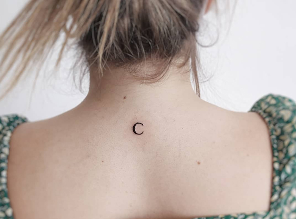 Rövid C betűs tetoválás
