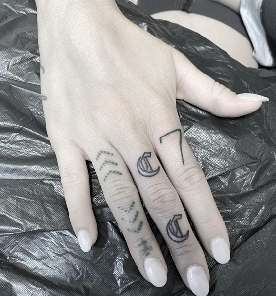 C betűs tetoválás tervezés a középső ujjon
