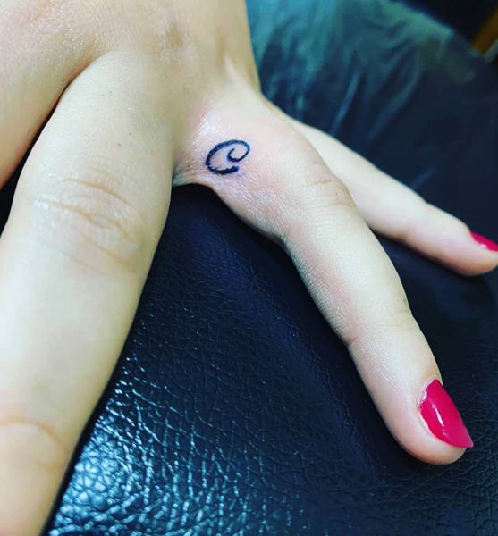 Gyűrűs ujj C betű tetoválás
