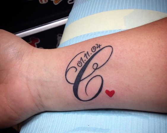 Cursive C Letter Tattoo med en dato