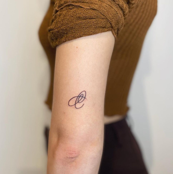 Lenyűgöző C betűs tetoválás