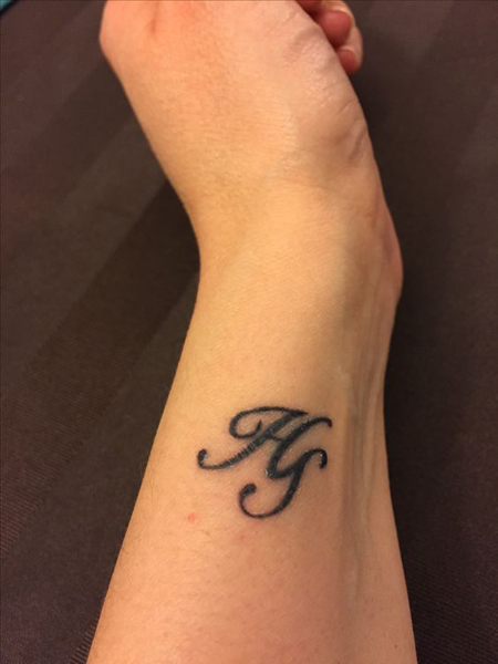 H betű tetoválás a kezében