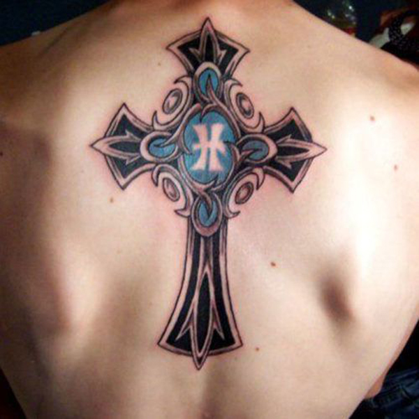 Feszület H betűs tetoválás a hátán