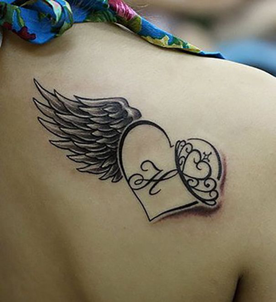 H betűs tetoválás szárnyakkal és koronával