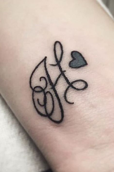 H betűs tetoválás szívvel