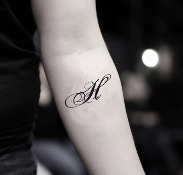 Stílusos H kezdeti tetoválás tervezés