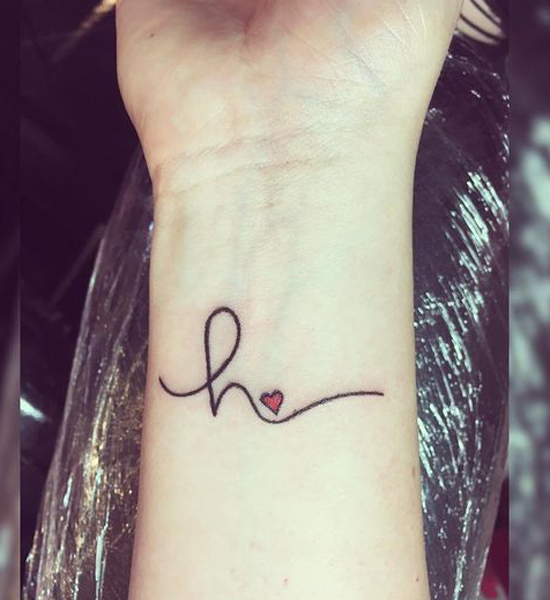 H betűs tetoválás piros szívvel