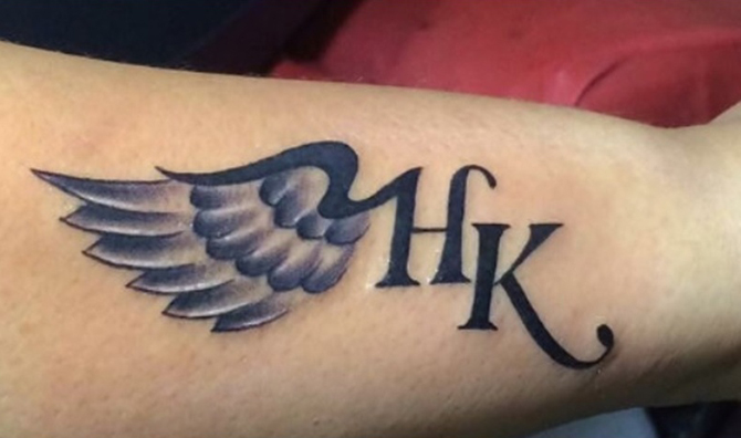 H és K betűs tetoválások szárnyakkal