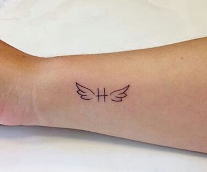 Repülő H betűs tetoválás