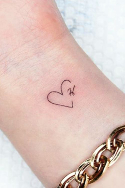 Elragadó szív H betű tetoválás