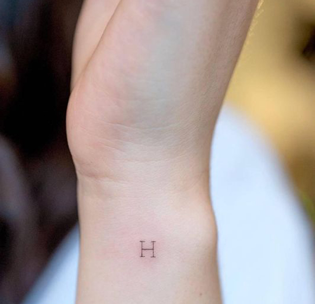Nagy H betűs tetoválás