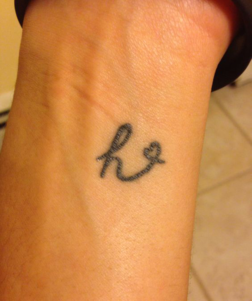 Kis H tetoválás