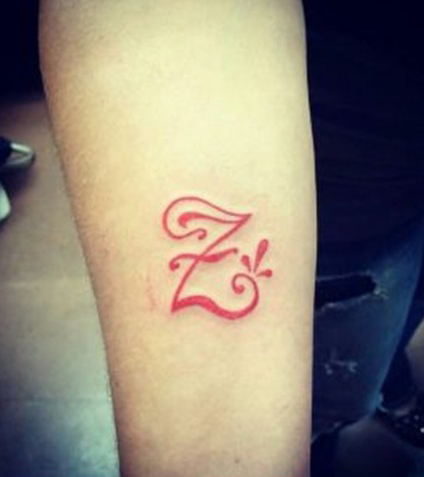 Színes Z betűs tetoválás
