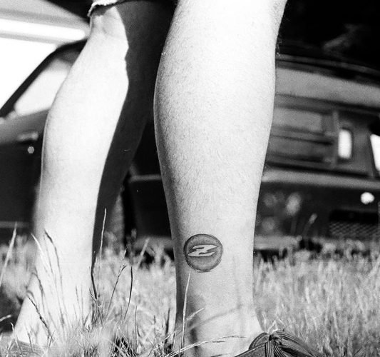 Z betűmárka tetoválás a lábán