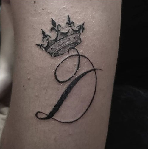 D betű koronás tetoválással 9