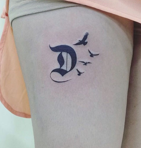 Ábécé D tetoválás repülő madarakkal