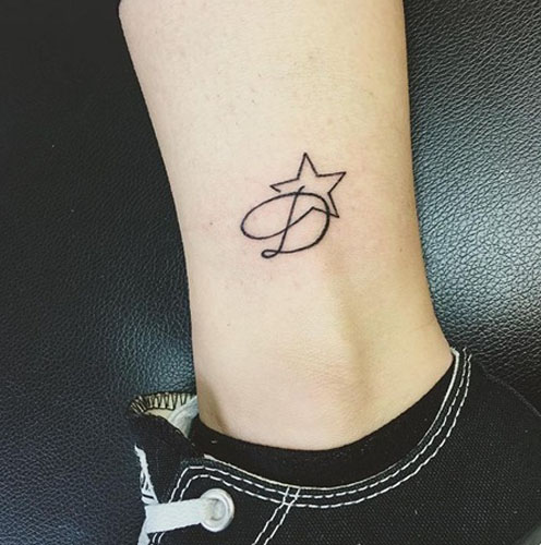 D Letter Tattoo Med En Stjerne På Anklen