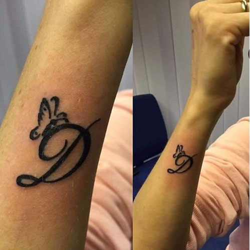 D Letter Tattoo Designs på siden af ​​håndleddet