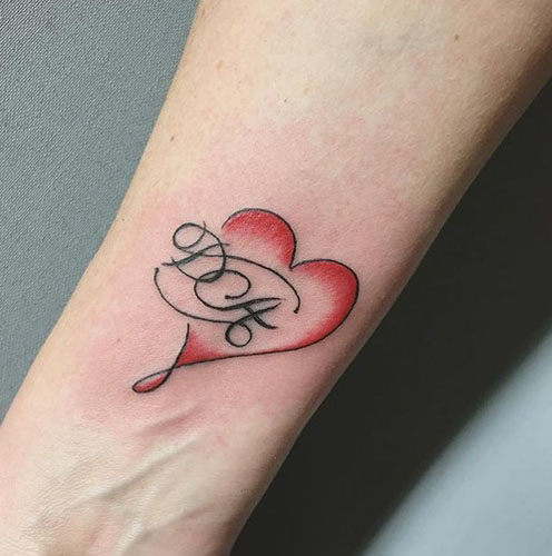 D betű tetoválás szívvel