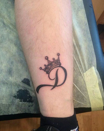 D betű koronás tetoválással