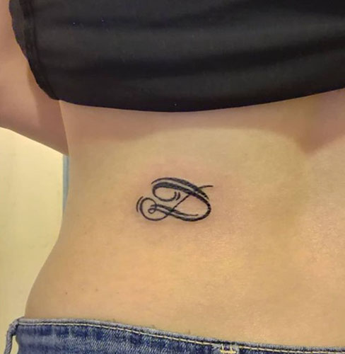 Betagende D Letter Tattoo Design på taljen