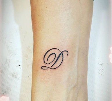 Stílusos D betűs tetoválás