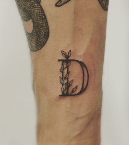 Gyönyörű tetoválás D betű minták levelekkel
